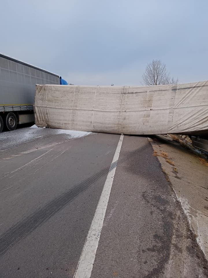 Accident pe DN 5 în județul Giurgiu. Un TIR încărcat cu îngrășământ s-a răsturnat pe șosea 18811571