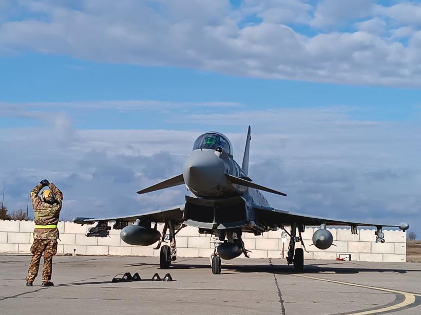Mai multe aeronave Eurofighter Typhoon și CF-18 Hornet au aterizat astăzi în România 18811751