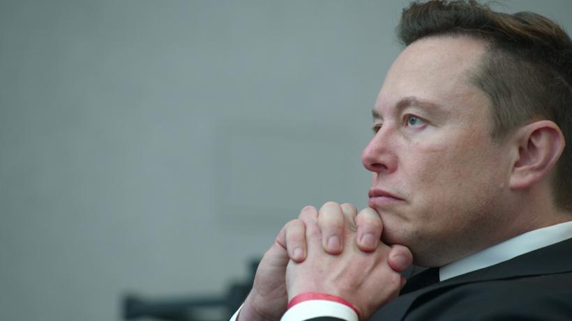 Elon Musk a demis zeci de angajaţi ai companiei în noaptea dinaintea Zilei Recunoştinţei