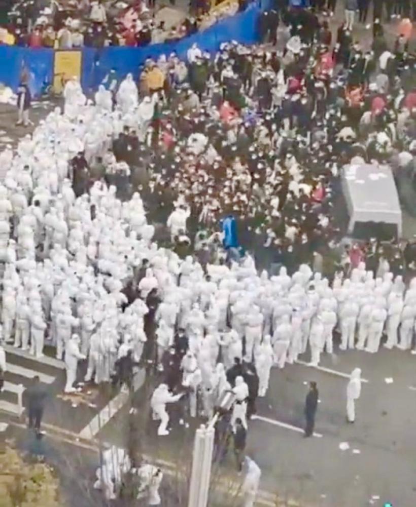 Protestele zguduie China! Lupte între forțele de ordine și chinezii înfuriați de restricțiile contra COVID-19 18811550