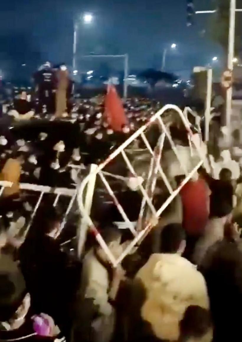 Protestele zguduie China! Lupte între forțele de ordine și chinezii înfuriați de restricțiile contra COVID-19 18811551