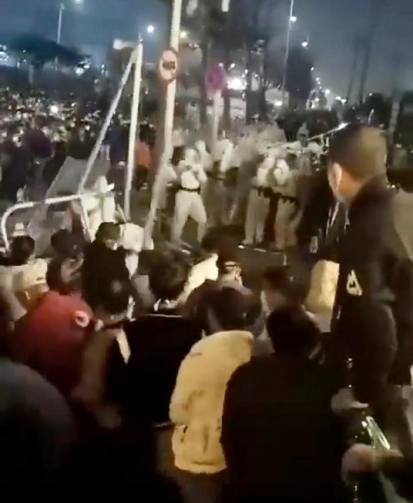 Protestele zguduie China! Lupte între forțele de ordine și chinezii înfuriați de restricțiile contra COVID-19 18811552