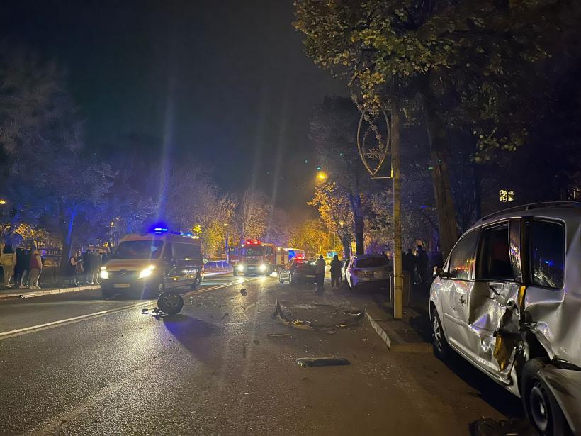 Accident în Tulcea. Două maşini s-au ciocnit, iar urma impactului au fost avariate şi trei autoturisme parcate 18811879