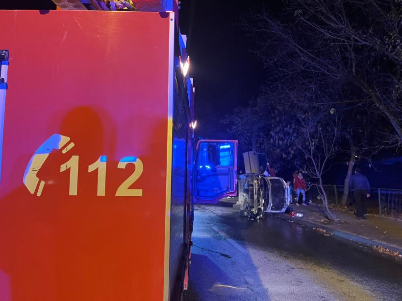 Accident în Tulcea. Două maşini s-au ciocnit, iar urma impactului au fost avariate şi trei autoturisme parcate 18811880