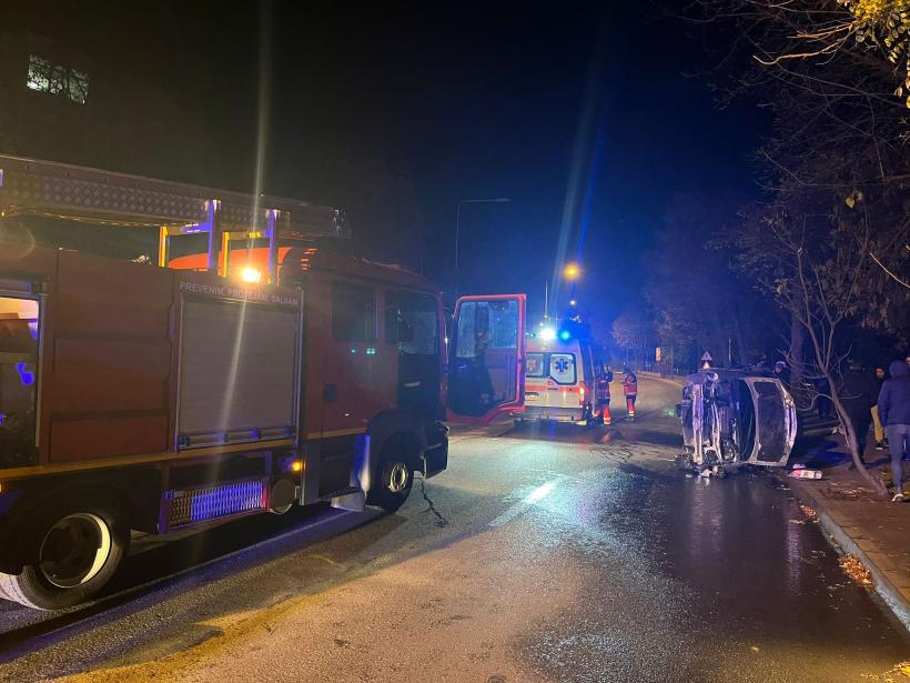 Accident în Tulcea. Două maşini s-au ciocnit, iar urma impactului au fost avariate şi trei autoturisme parcate 18811881