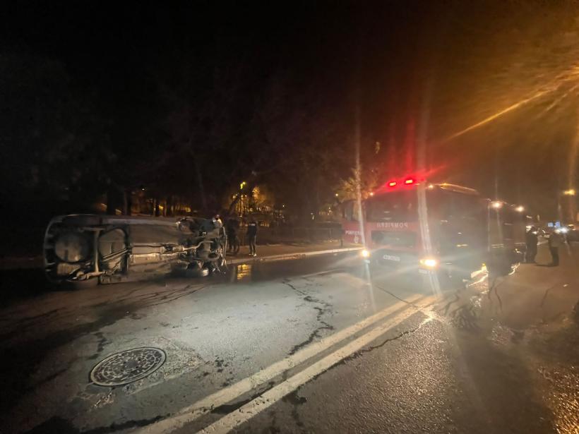 Accident în Tulcea. Două maşini s-au ciocnit, iar urma impactului au fost avariate şi trei autoturisme parcate 18811882