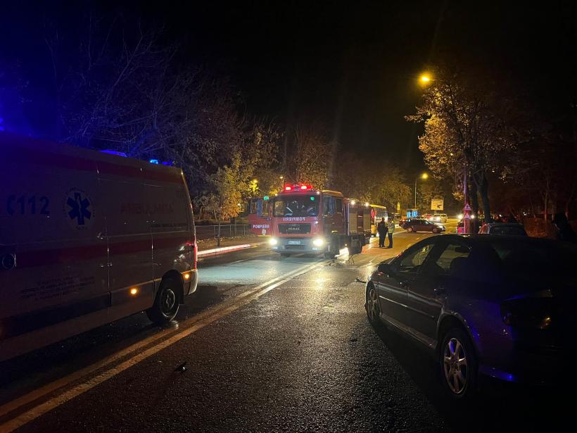 Accident în Tulcea. Două maşini s-au ciocnit, iar urma impactului au fost avariate şi trei autoturisme parcate 18811883