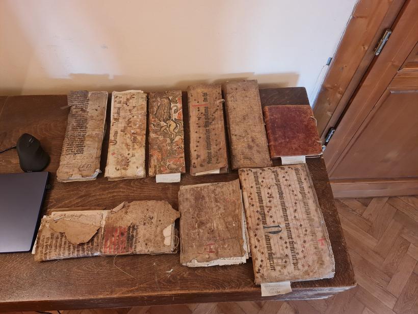 Comoară cu obiecte din secolul al IX-lea, ascunsă într-o biserică din Mediaș. „Descoperirea seamănă cu una dintre poveștile lui Indiana Jones” 18811808