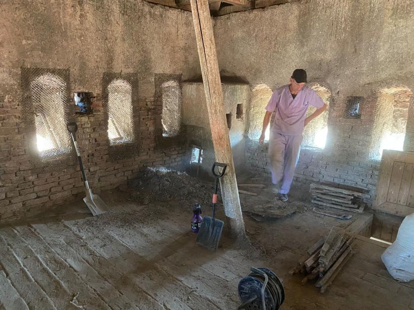Comoară cu obiecte din secolul al IX-lea, ascunsă într-o biserică din Mediaș. „Descoperirea seamănă cu una dintre poveștile lui Indiana Jones”
