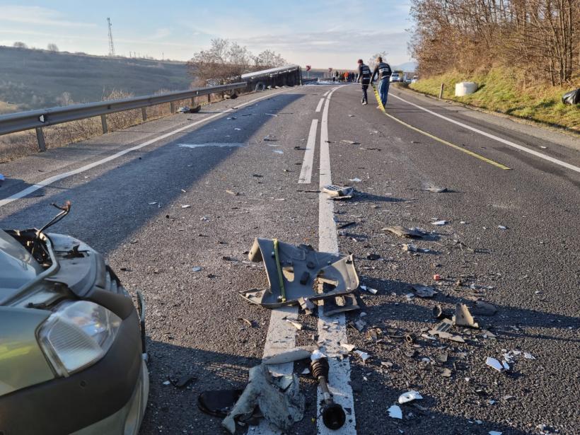 Accident mortal în județul Cluj. O șoferiță a pierdut controlul mașinii și a intrat într-un TIR 18812432