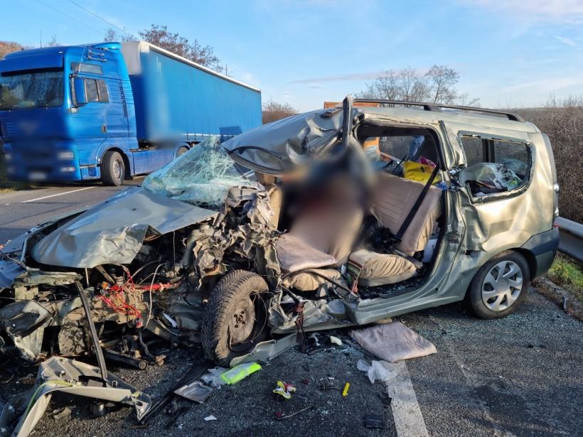 Accident mortal în județul Cluj. O șoferiță a pierdut controlul mașinii și a intrat într-un TIR