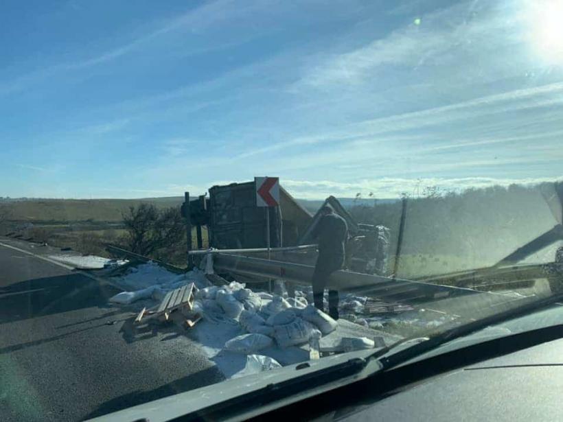 Accident mortal în județul Cluj. O șoferiță a pierdut controlul mașinii și a intrat într-un TIR 18812435