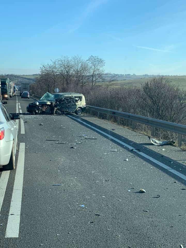 Accident mortal în județul Cluj. O șoferiță a pierdut controlul mașinii și a intrat într-un TIR 18812436