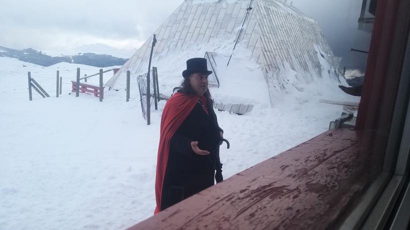 Turist străin costumat în Dracula, prin zăpadă, spre Vârful Omu. Palinca nu l-a ajutat să găsească drumul