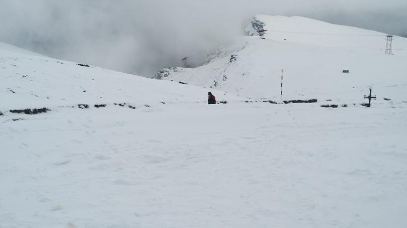 Turist străin costumat în Dracula, prin zăpadă, spre Vârful Omu. Palinca nu l-a ajutat să găsească drumul 18812266