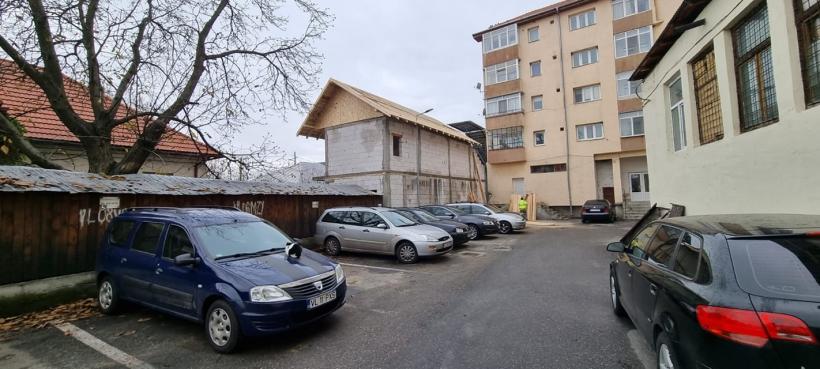 Cu stâlpul de iluminat prin acoperiș. Se întâmplă la Horezu. Iată imaginile! 18812500