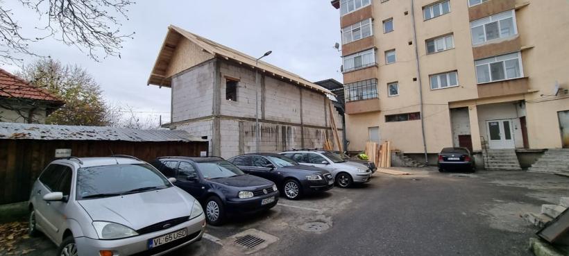 Cu stâlpul de iluminat prin acoperiș. Se întâmplă la Horezu. Iată imaginile! 18812502