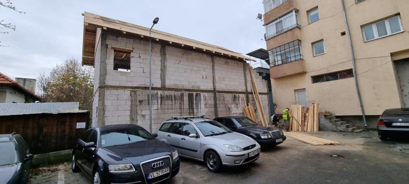 Cu stâlpul de iluminat prin acoperiș. Se întâmplă la Horezu. Iată imaginile! 18812503