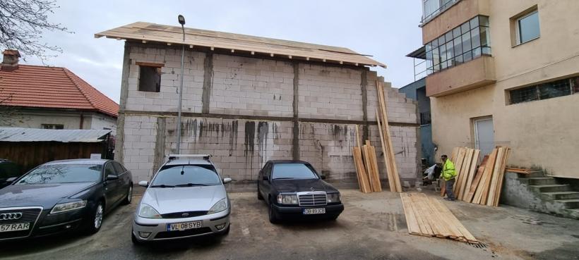 Cu stâlpul de iluminat prin acoperiș. Se întâmplă la Horezu. Iată imaginile! 18812504