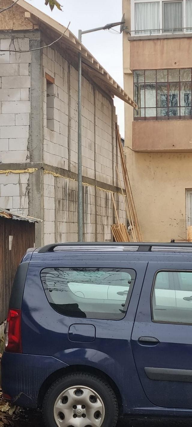 Cu stâlpul de iluminat prin acoperiș. Se întâmplă la Horezu. Iată imaginile! 18812505