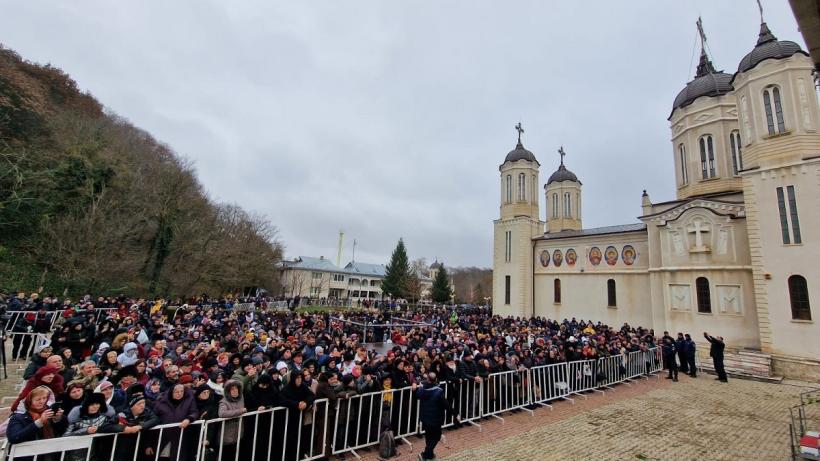 Mare de credincioși la Mănăstirea “Peștera Sf. Apostol Andrei” din Dobrogea 18812543