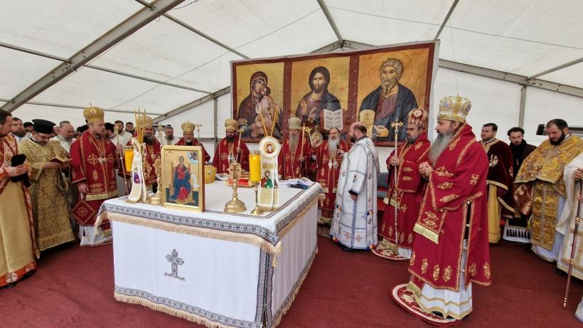 Mare de credincioși la Mănăstirea “Peștera Sf. Apostol Andrei” din Dobrogea 18812544