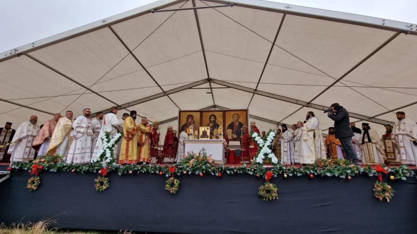 Mare de credincioși la Mănăstirea “Peștera Sf. Apostol Andrei” din Dobrogea 18812545