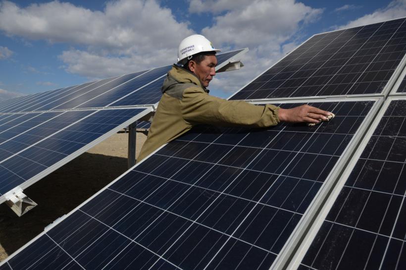 UE scapă de gazul ruşilor ca să devină dependentă de panourile solare din China