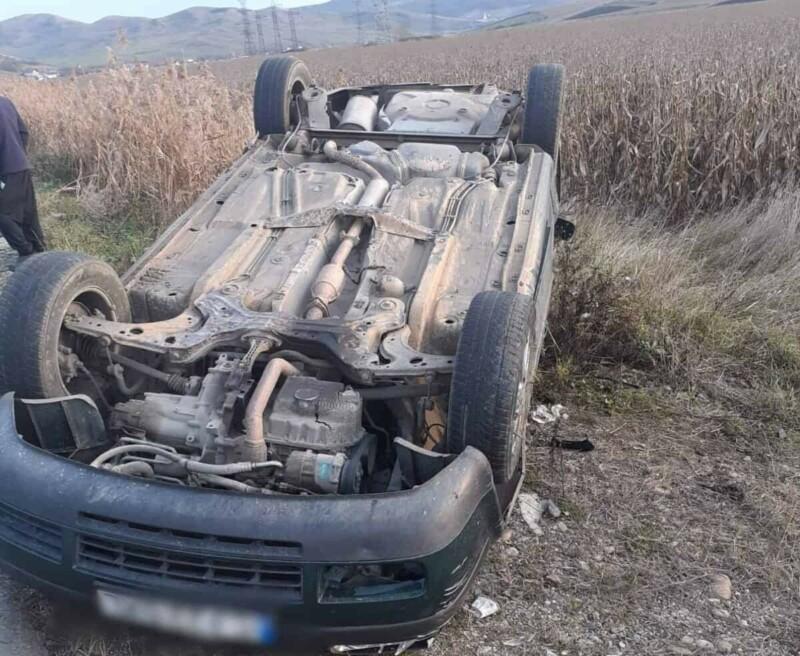 Accident grav în Cluj. O șoferiță de 20 de ani s-a răsturnat cu mașina. A fost transportată la spital