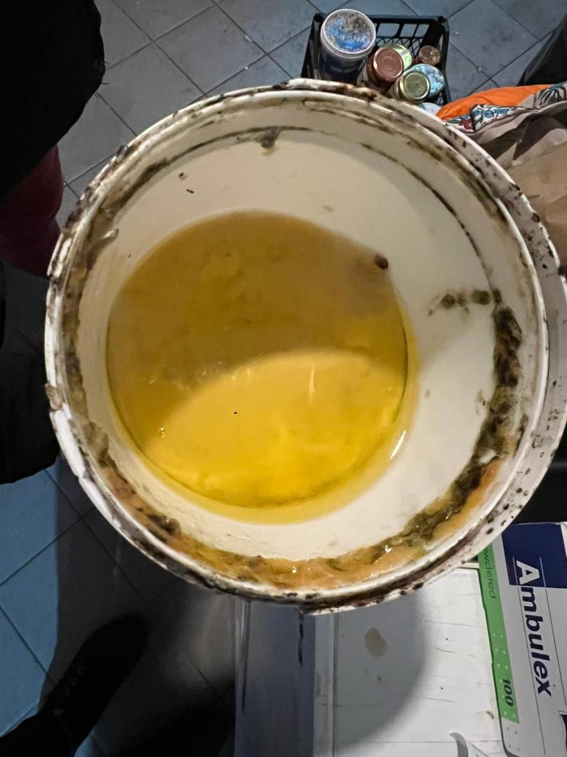 Alimente mucegăite, expirate din 2019, muște, mizerie, miros înțepător și excremente de animale la un restaurant din Vadu 18812897