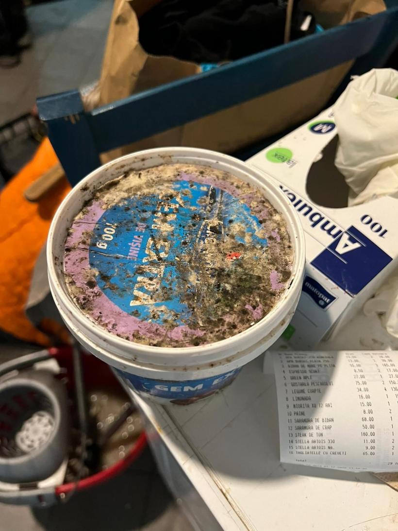 Alimente mucegăite, expirate din 2019, muște, mizerie, miros înțepător și excremente de animale la un restaurant din Vadu 18812898