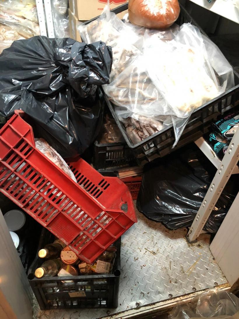 Alimente mucegăite, expirate din 2019, muște, mizerie, miros înțepător și excremente de animale la un restaurant din Vadu 18812900