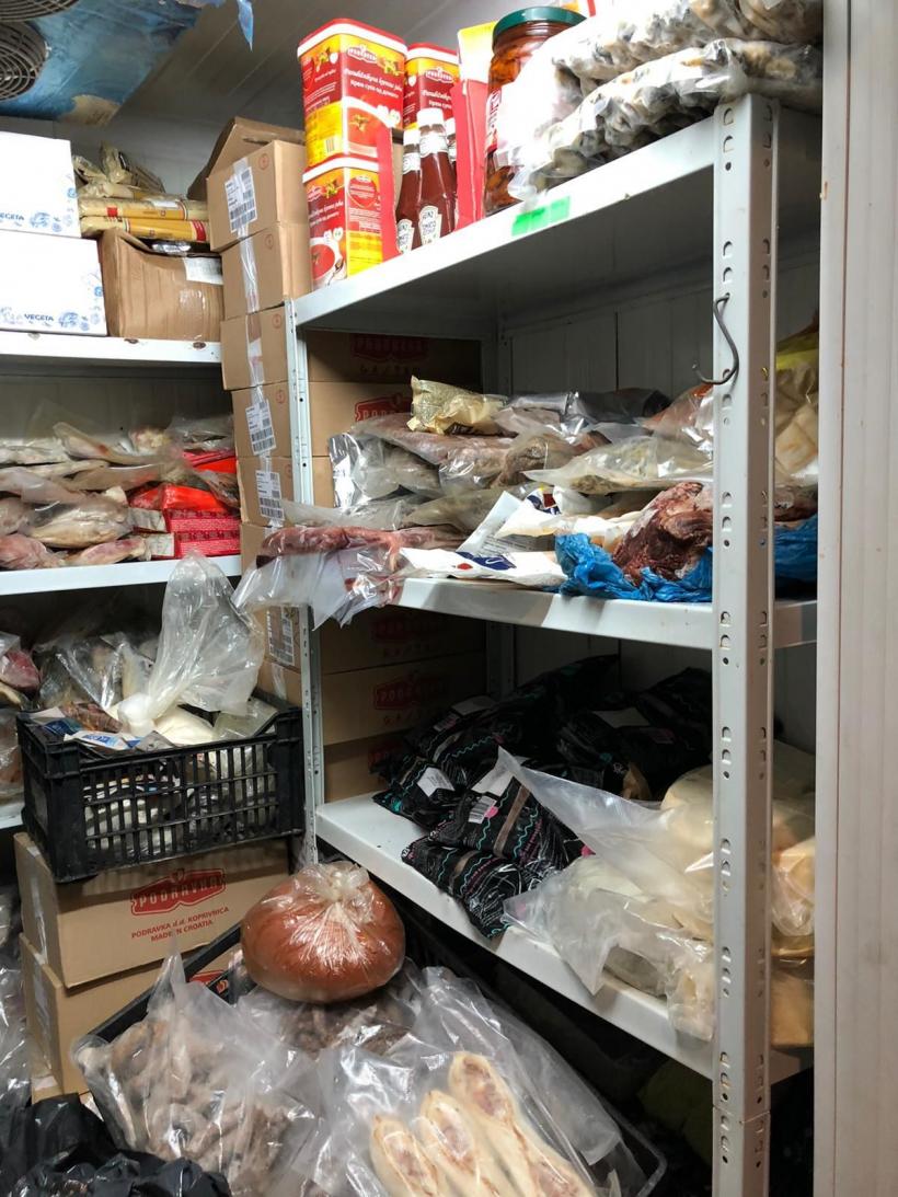 Alimente mucegăite, expirate din 2019, muște, mizerie, miros înțepător și excremente de animale la un restaurant din Vadu 18812901