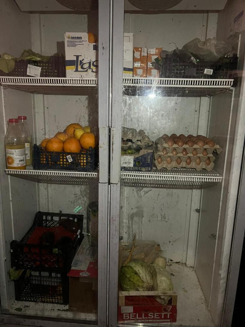 Alimente mucegăite, expirate din 2019, muște, mizerie, miros înțepător și excremente de animale la un restaurant din Vadu 18812903