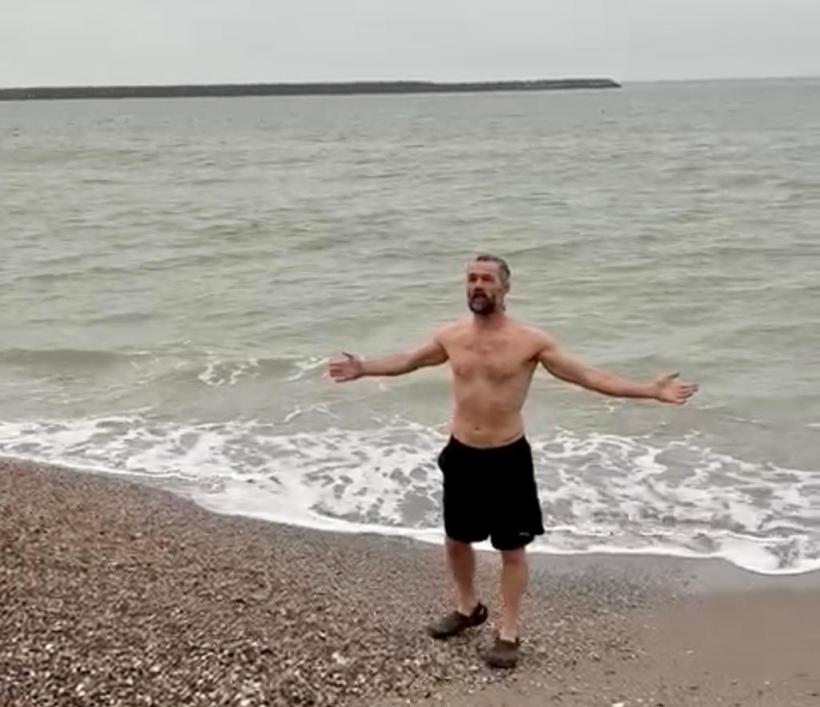 Baie în mare de 1 Decembrie! Așa a sărbătorit un constănțean Ziua Națională a României. Iată imaginile  18812885