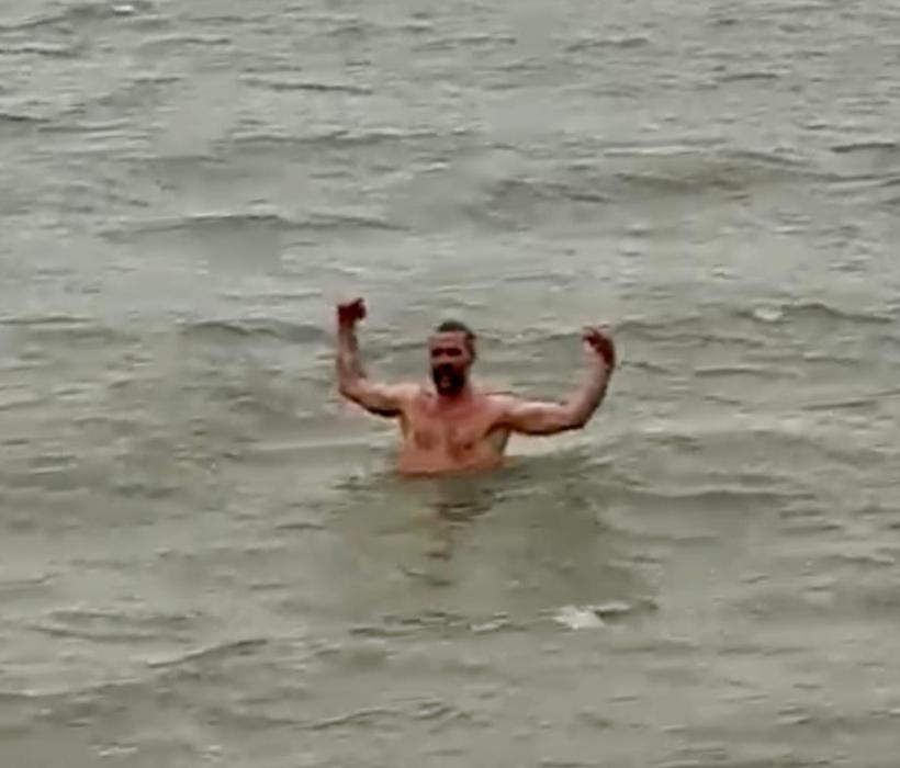 Baie în mare de 1 Decembrie! Așa a sărbătorit un constănțean Ziua Națională a României. Iată imaginile  18812886