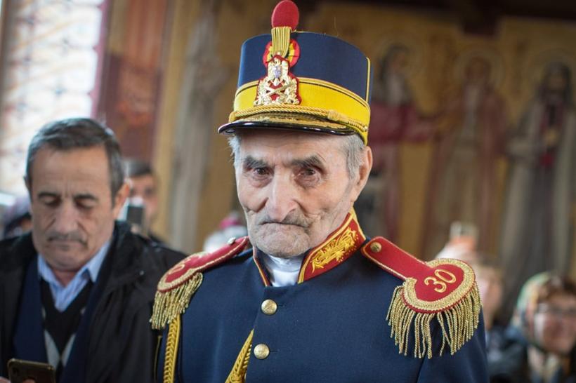 Eroii de lângă noi: Veteranul de război Irod Moisă, singurul militar român din Garda Regală rămas în viață, a împlinit ieri 100 de ani