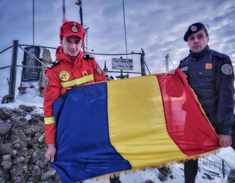 Ziua Națională. Doi pompieri au arborat Drapelul pe vârful Toaca din Ceahlău