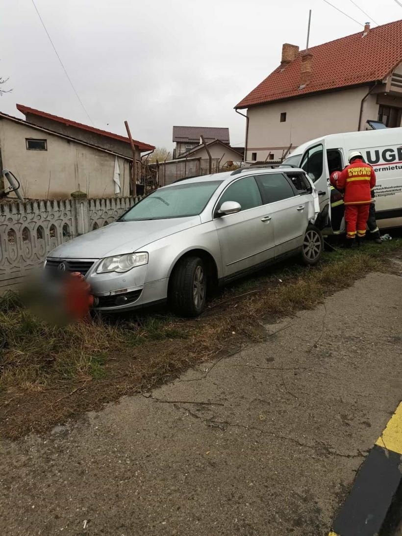 Accident spectaculos în Mehedinți: O femeie aflată la volan a lovit o mașină parcată, care a ricoșat într-un pieton
