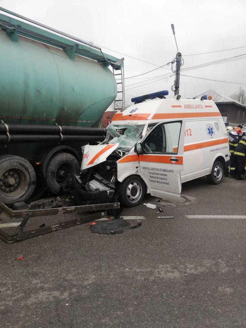 Ambulanță aflată în misiune, implicată într-un accident în Gorj. Asistenta e în stare critică