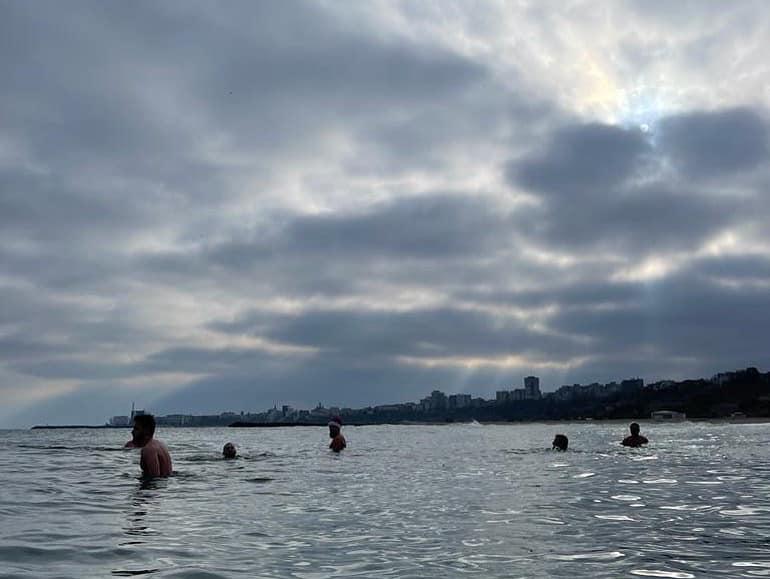 Senzații tari: Mai mulți constănțeni au făcut baie în mare în cadrul unui concurs de "bălăceală" 18813288