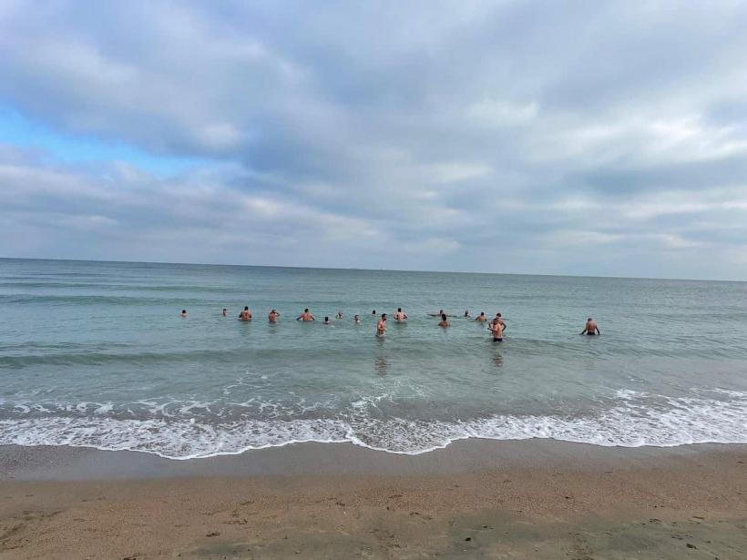 Senzații tari: Mai mulți constănțeni au făcut baie în mare în cadrul unui concurs de "bălăceală" 18813289