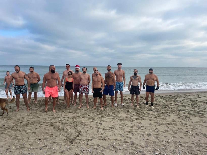 Senzații tari: Mai mulți constănțeni au făcut baie în mare în cadrul unui concurs de "bălăceală" 18813290