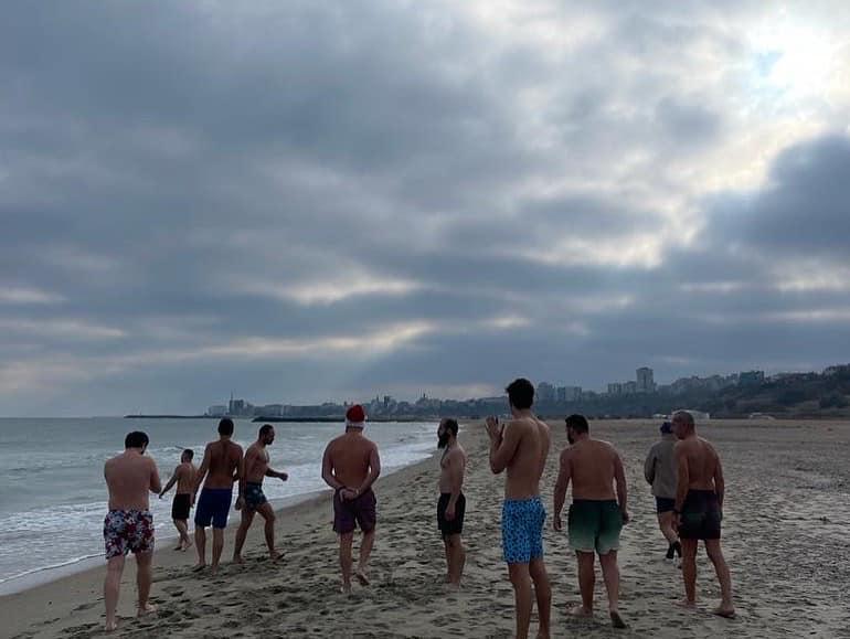 Senzații tari: Mai mulți constănțeni au făcut baie în mare în cadrul unui concurs de "bălăceală" 18813293