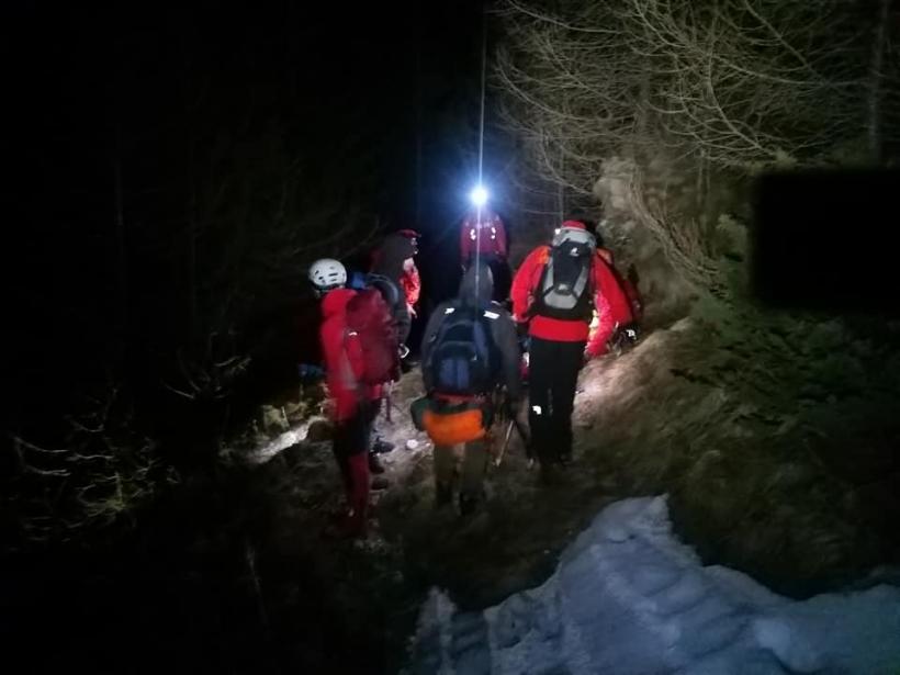 Doi clujeni au rămas înzăpeziți în timp ce încercau să ajungă cu mașina spre Vârful Bihor