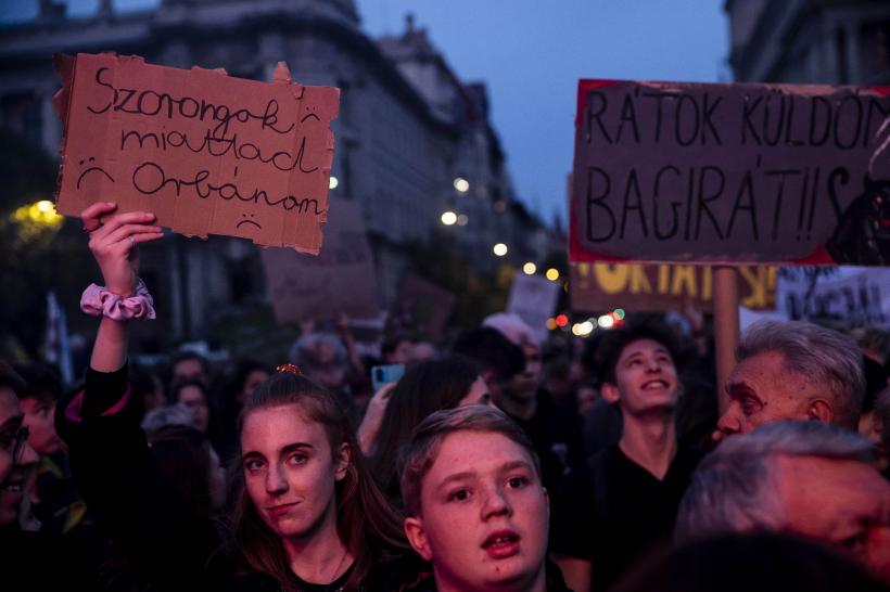 Elevii din Budapesta protestează față de concedierile profesorilor: „Rușine lui Orban”