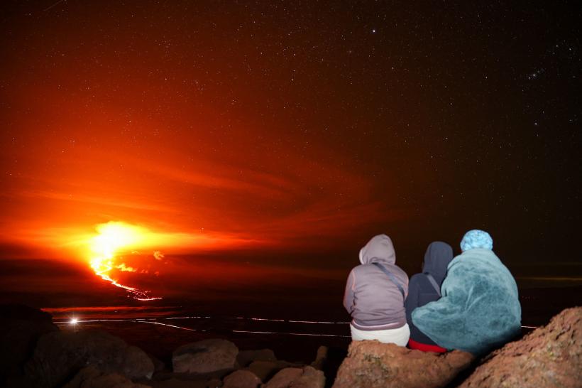 Erupția vulcanului Mauna Loa, atracție pentru turiști  18813305