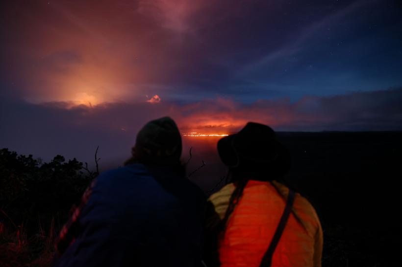 Erupția vulcanului Mauna Loa, atracție pentru turiști  18813307