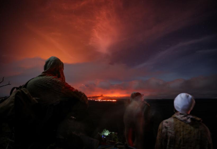 Erupția vulcanului Mauna Loa, atracție pentru turiști  18813308