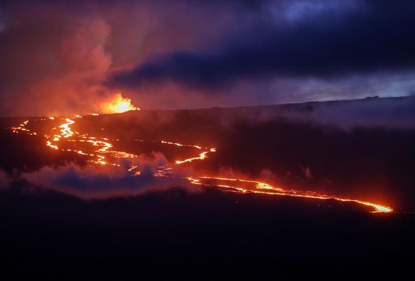 Erupția vulcanului Mauna Loa, atracție pentru turiști  18813309
